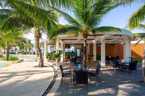 Poolside bar - The Pearl Hội An (Da Nang)