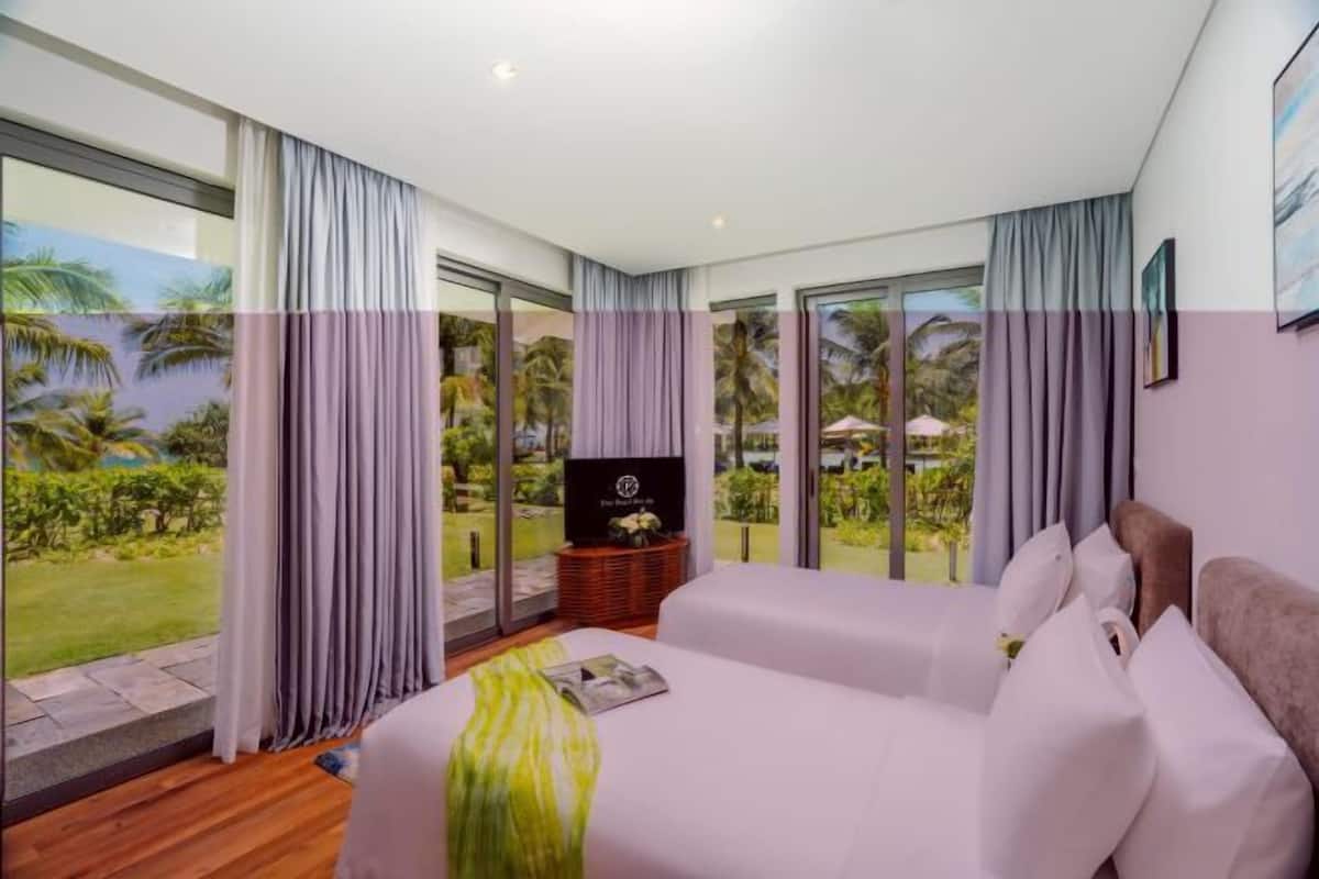In-room safe, desk, laptop workspace, soundproofing