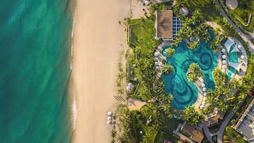 Di pantai, handuk pantai, voli pantai, dan bar pantai