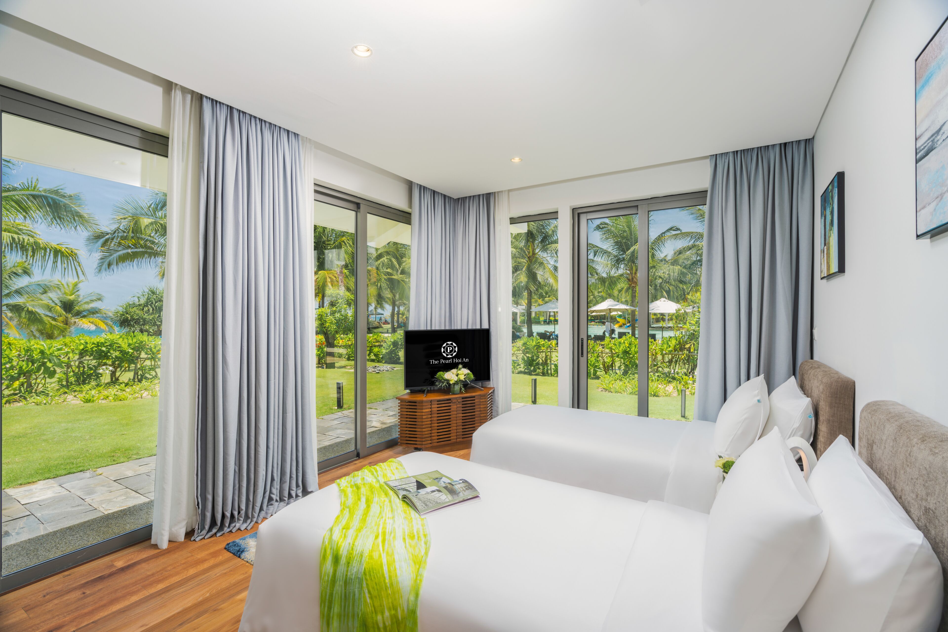 객실 내 금고, 책상, 노트북 작업 공간, 방음 설비