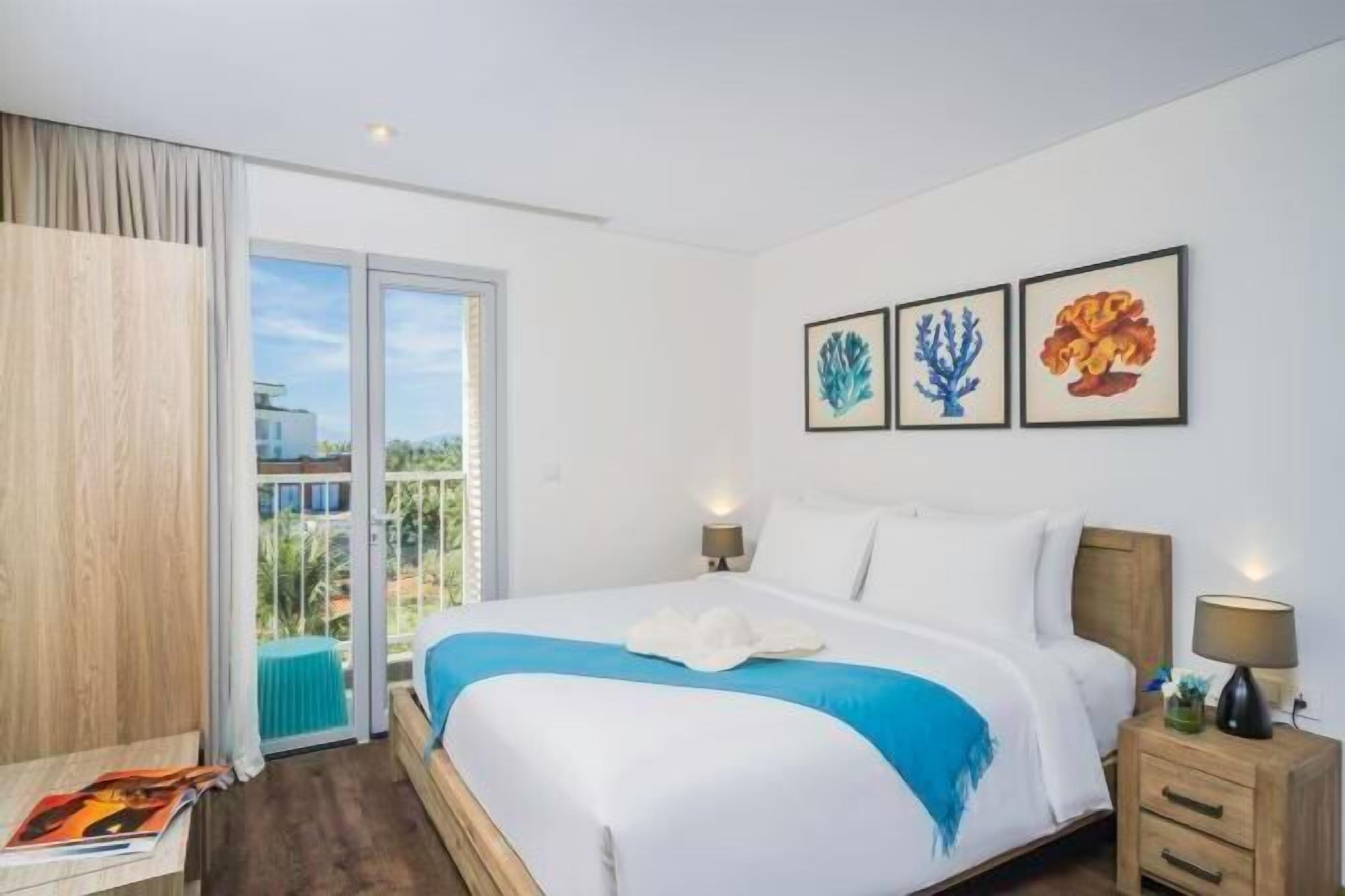 In-room safe, desk, laptop workspace, soundproofing