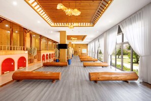 1 多间卧室、客房内保险箱、办公桌、笔记本电脑工作区