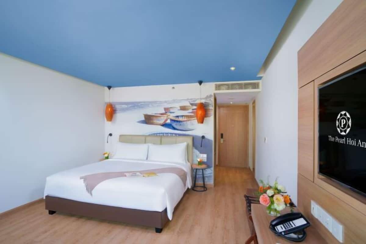 In-room safe, desk, laptop workspace, soundproofing