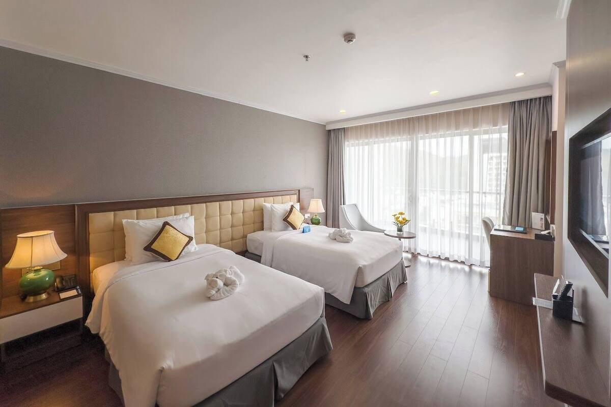 Deluxe Twin kamer, gedeeltelijk uitzicht op zee | Een minibar, een kluis op de kamer, geluiddichte muren