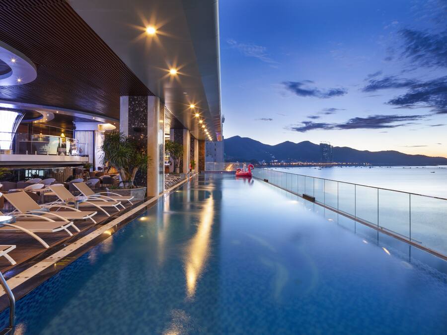 Piscina externa, espreguiçadeiras