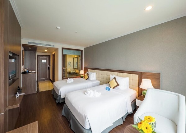 Kamar Twin Deluks, 2 Tempat Tidur Twin, pemandangan samudra | Minibar, brankas, kedap suara, dan setrika/meja setrika