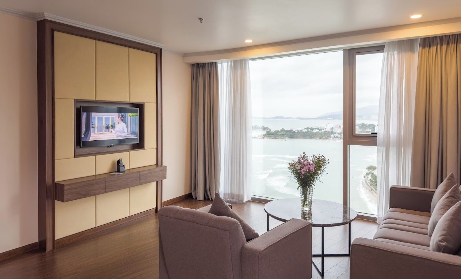 executive suite | minibar, in-room safe, soundproofing, iron/ironing board