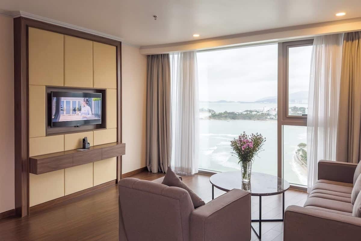 executive suite | minibar, in-room safe, soundproofing, iron/ironing board