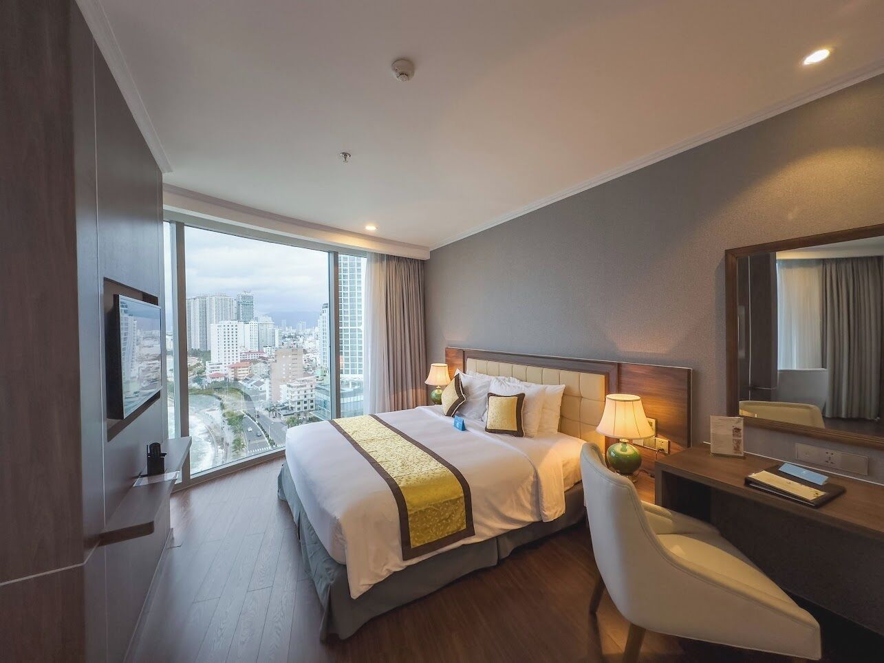 Junior Suite | Minibar, in-room safe, soundproofing, iron/ironing board