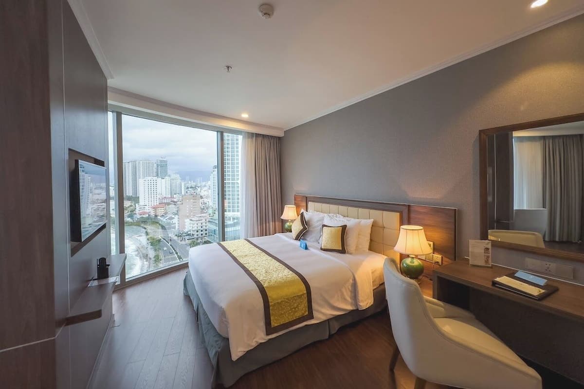 Junior Suite | Minibar, in-room safe, soundproofing, iron/ironing board