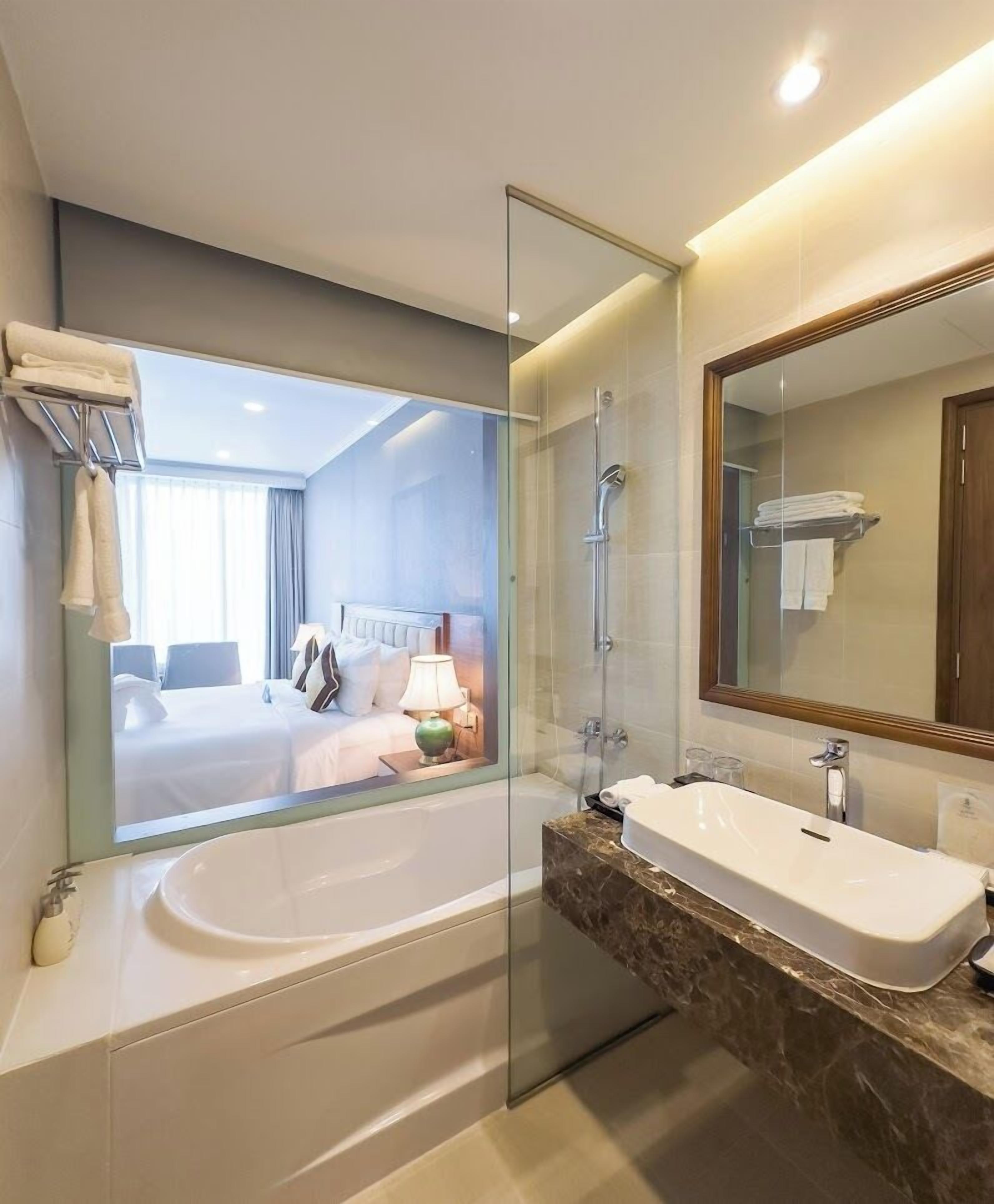 deluxe ocean | minibar, in-room safe, soundproofing, iron/ironing board