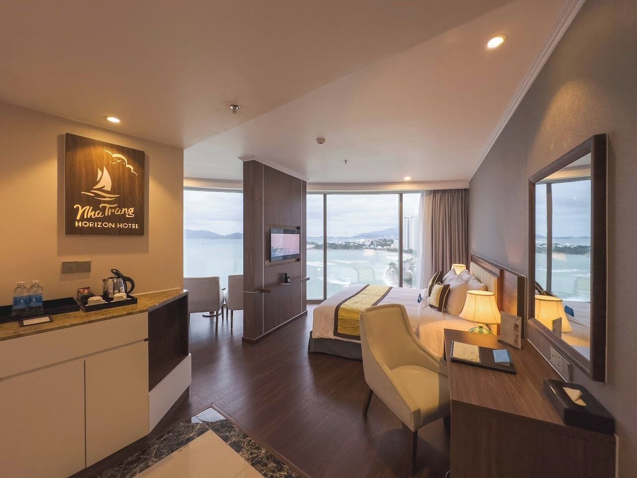 Junior suite | Een minibar, een kluis op de kamer, geluiddichte muren