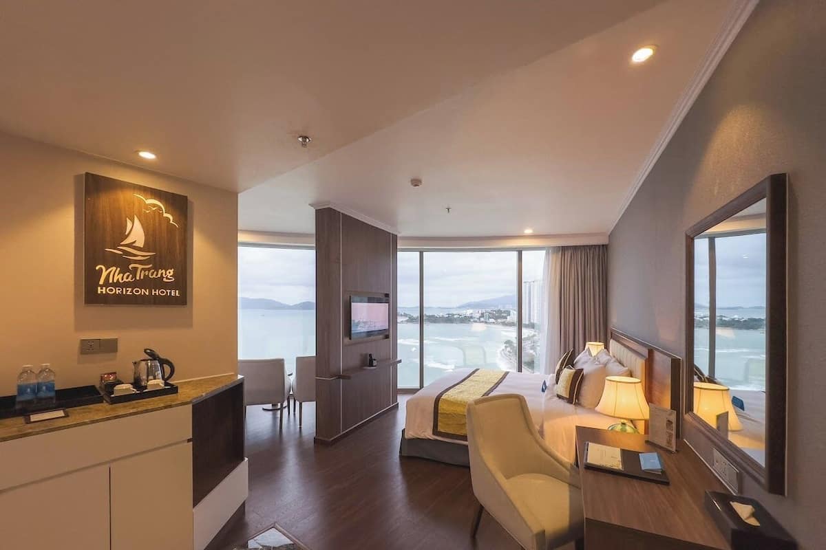 Junior suite | Een minibar, een kluis op de kamer, geluiddichte muren