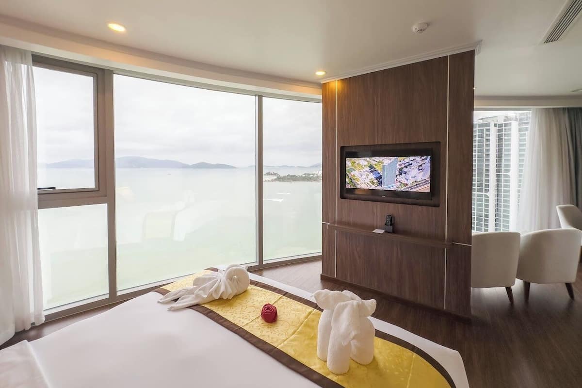 Executive Suite | Minibar, in-room safe, soundproofing, iron/ironing board