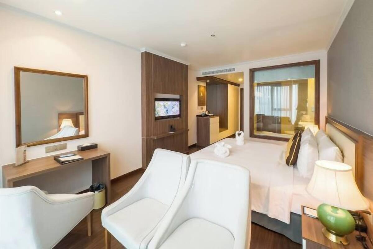Een minibar, een kluis op de kamer, geluiddichte muren
