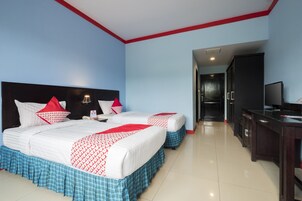 Escritorio, wifi gratis y ropa de cama 