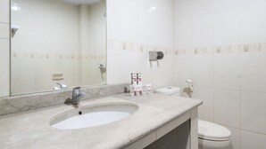 Deluxe Double Room | Bathroom | Shower, towels - Hotel Darma Nusantara 2 (Makassar)