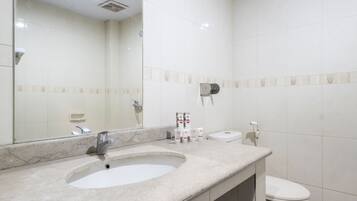 Habitación doble Deluxe | Baño | Regadera y toallas