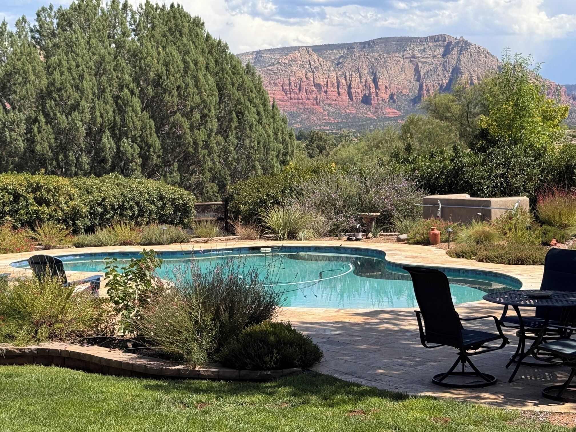 Una piscina con vista a una cadena montañosa.