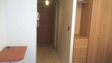 1 habitación, tabla de planchar con plancha y wifi