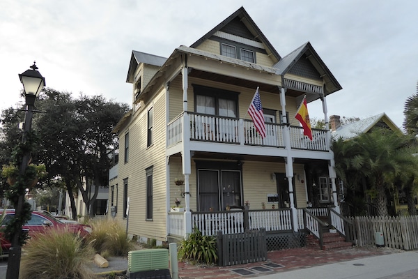 Picture of the main house. The HIdeaway is at the rear.
