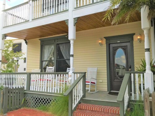 Downtown Hideaway, studio accommodations, in the heart of the Historic District