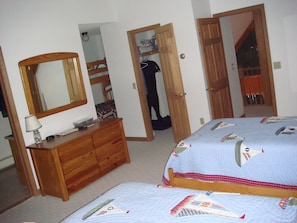 4 bedrooms, free WiFi, bed sheets, wheelchair access - 4Br/3bath Lakefront/Ski House in Berkshires.  Hi speed wifi (East Otis)