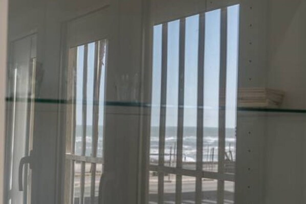 Una habitación con ventanas amplias, vista a la playa y un diseño sencillo y limpio.