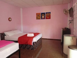 Habitación triple | Ropa de cama de alta calidad, cortinas blackout y wifi gratis 