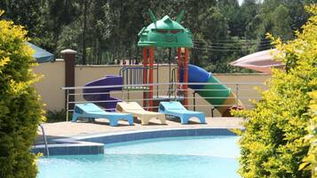 AuĂenpool, geöffnet von 10:00 Uhr bis 18:00 Uhr, Sonnenschirme