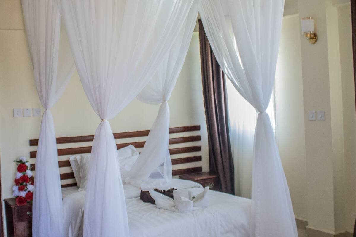 Ropa de cama de alta calidad, cubrecamas y escritorio