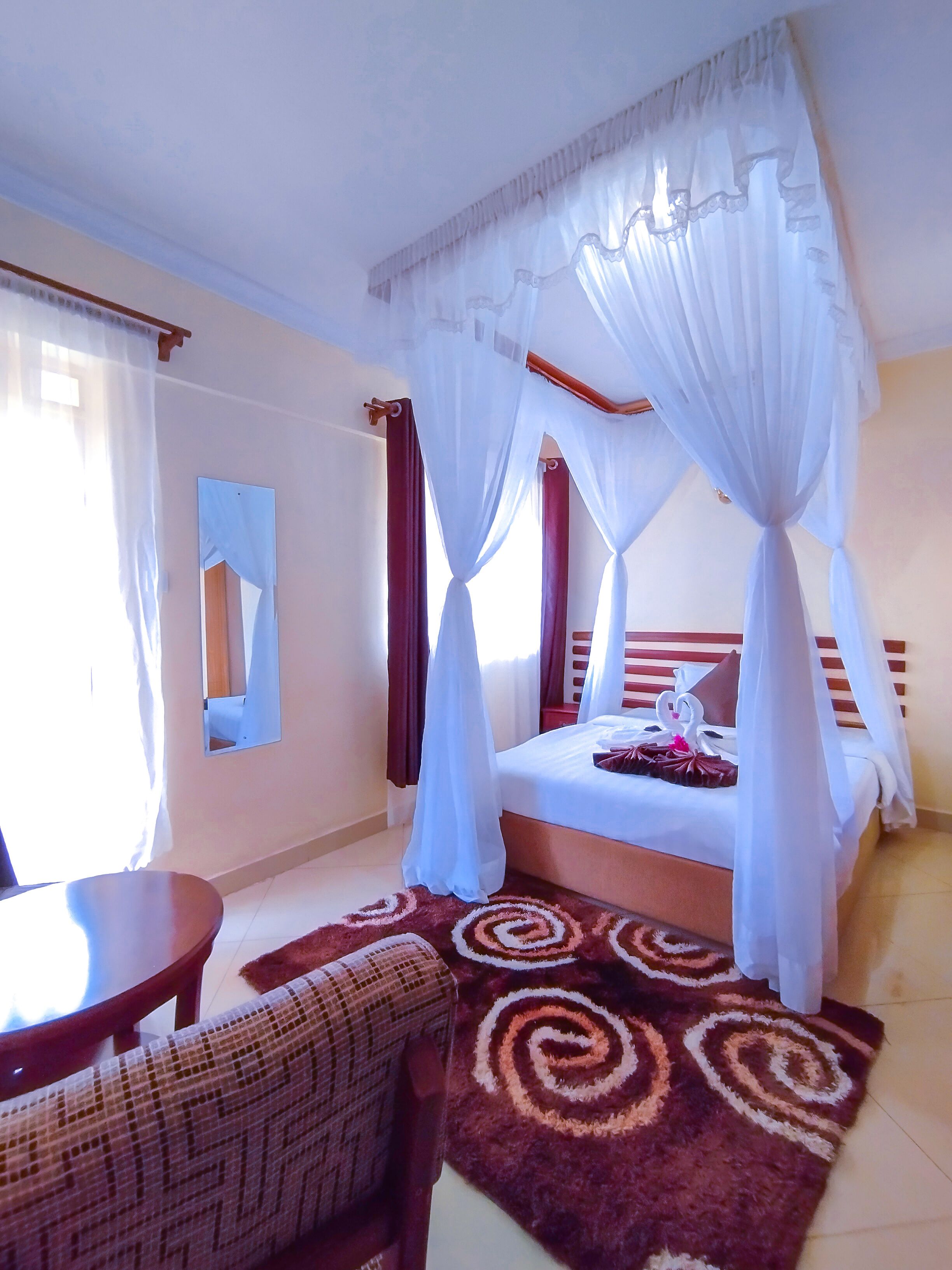 Premium-sengetøj, dundyner, skrivebord, mørklægningsgardiner