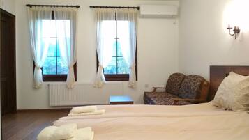 1 bedroom, desk, blackout curtains, soundproofing