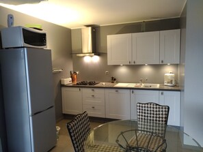 Private kitchen - Cottage with pool of 2 bedrooms and 2 bathrooms with sea and countryside views (Caixas)