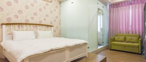 4 bedrooms, blackout curtains, soundproofing, free WiFi