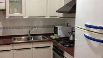 Een koelkast, een microgolfoven, een oven, een kookplaat