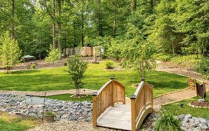 Property grounds - Stylish Escape: Cozy Cabin Near the Heart of Town (Hendersonville)