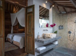 Villa, 6 habitaciones, alberca privada (Iluh) | Baño | Regadera, regadera tipo lluvia, amenidades de baño gratuitas 