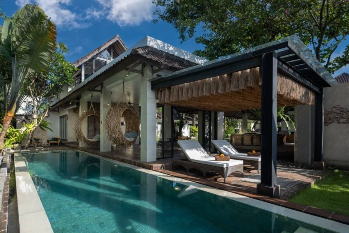 Télévision à écran plat, lecteur de DVD