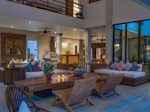 Villa, 5 chambres, piscine privée (Kadek) | Coin séjour | Télévision à écran plat, lecteur de DVD