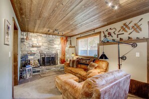 Smart TV, fireplace, DVD player, books