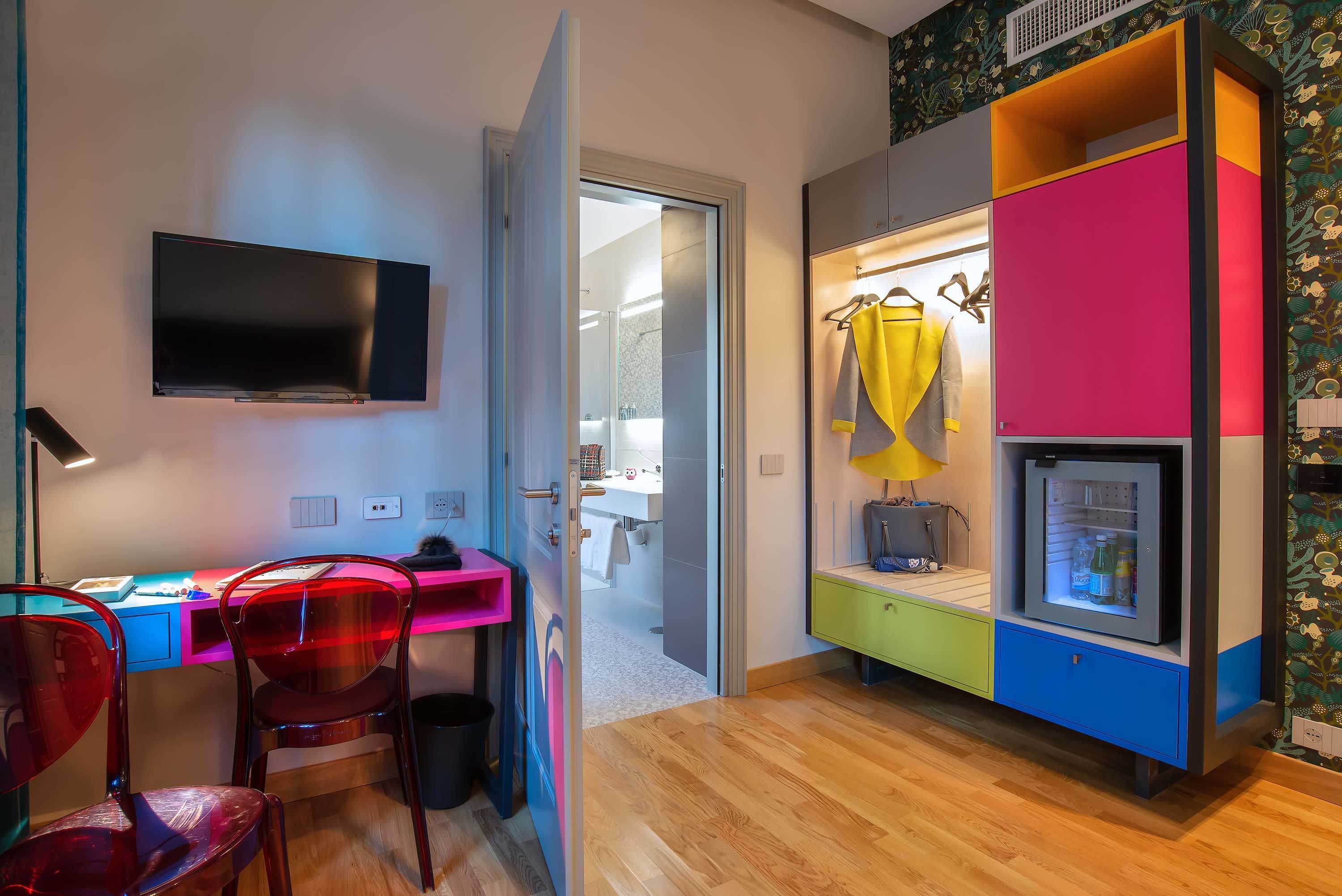 twin room | living area | flat-screen tv