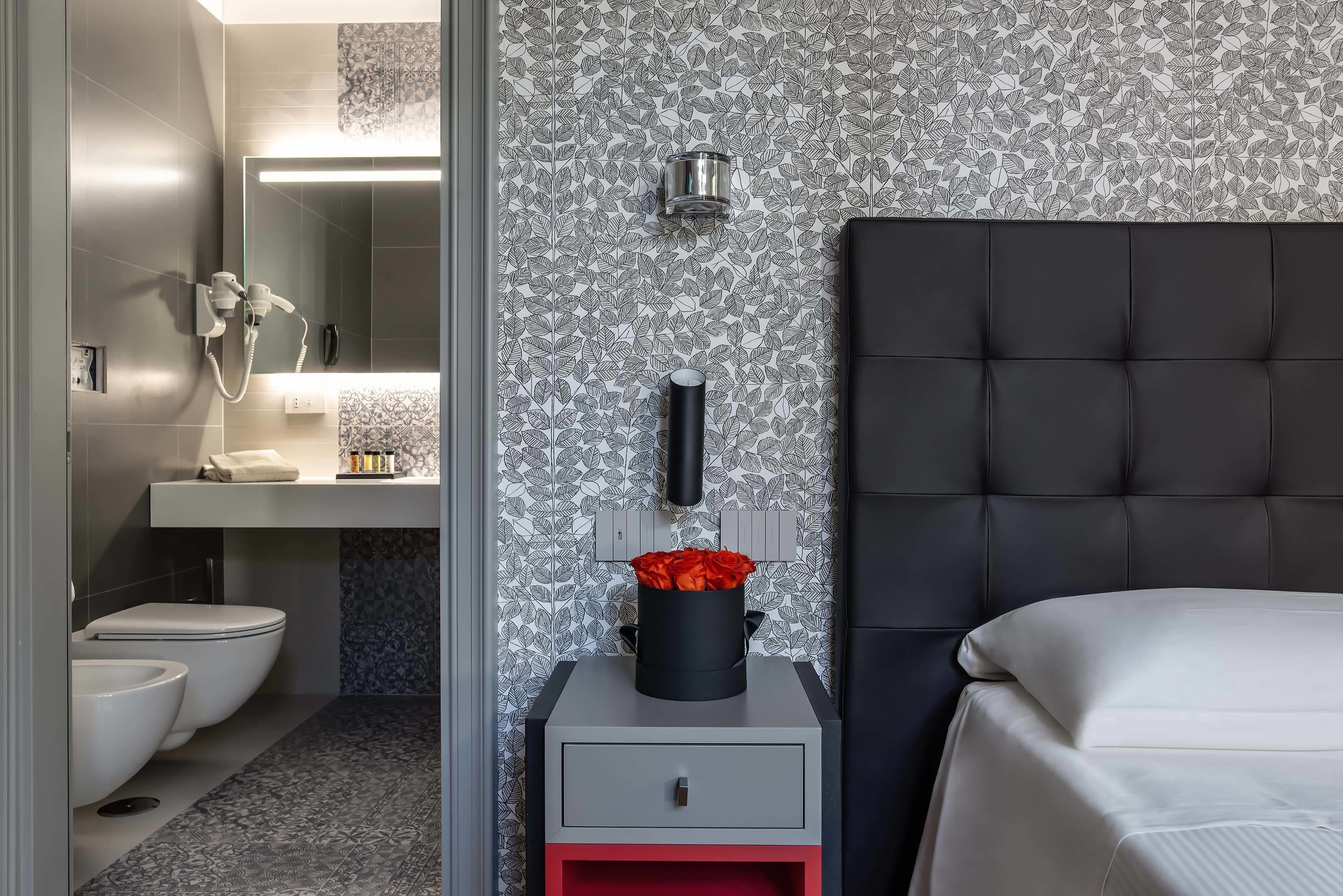 classic double room | minibar, in-room safe, desk, cots/infant beds