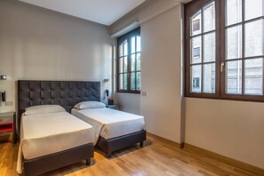 Frigobar, cofres nos quartos, escrivaninha, berços (sobretaxa)