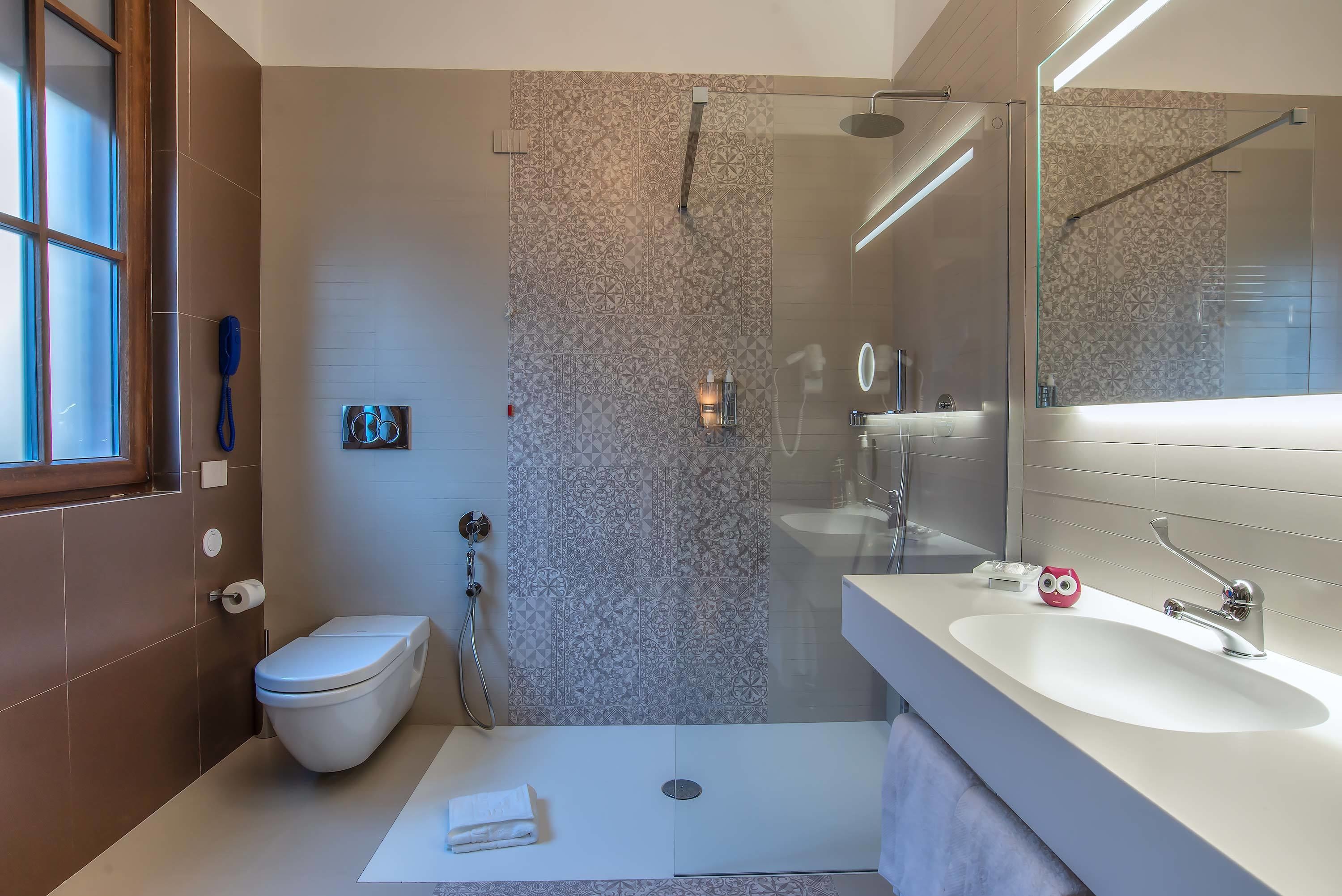 triple room | bathroom | shower, free toiletries, hair dryer, bathrobes