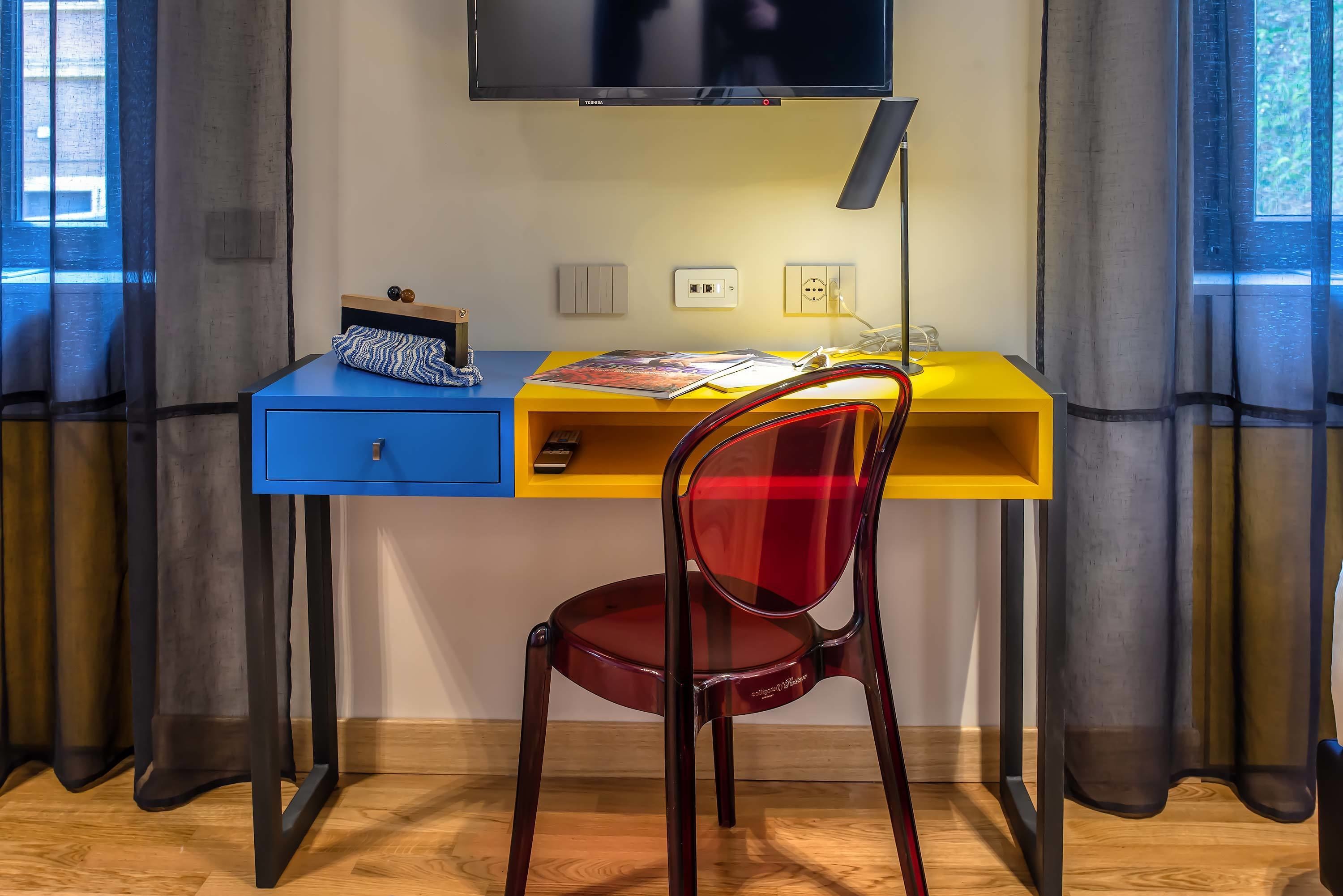 twin room | minibar, in-room safe, desk, cots/infant beds