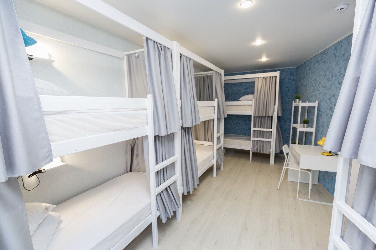Comfort-yhteismajoitus, vain miehille (Bed in 8-Bed Dormitory) | Tallelokero huoneessa, äänieristys, silitysrauta/-lauta, ilmainen Wi-Fi
