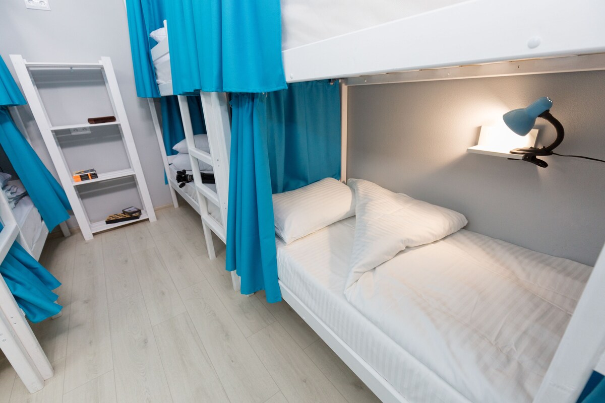 Perusyhteismajoitus, sekamajoitus (Bed in 10-Bed Dormitory) | Tallelokero huoneessa, äänieristys, silitysrauta/-lauta, ilmainen Wi-Fi
