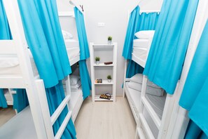 Perusyhteismajoitus, sekamajoitus (Bed in 10-Bed Dormitory) | Tallelokero huoneessa, äänieristys, silitysrauta/-lauta, ilmainen Wi-Fi