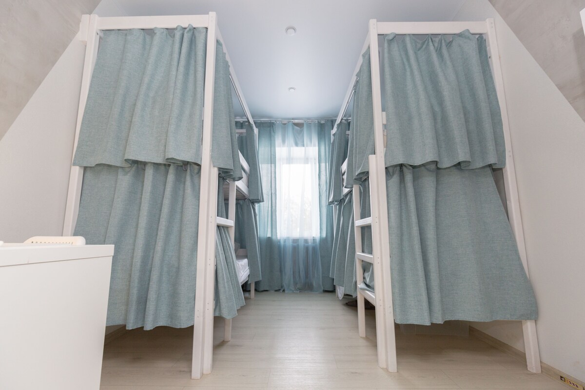 Superior-yhteismajoitus, sekamajoitus (Bed in 4-Bed Dormitory) | Tallelokero huoneessa, äänieristys, silitysrauta/-lauta, ilmainen Wi-Fi
